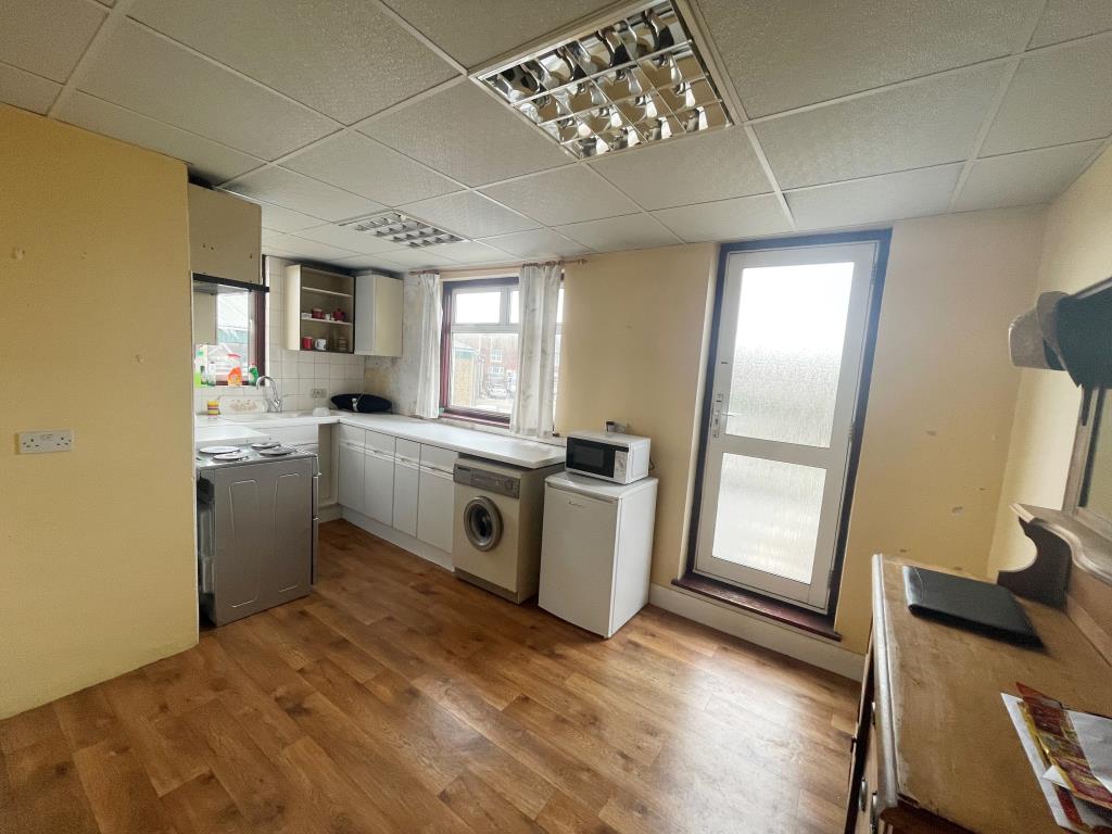 Lot: 80 - TWO-BEDROOM FLAT FOR REFURBISHMENT - Kitchen with dining area